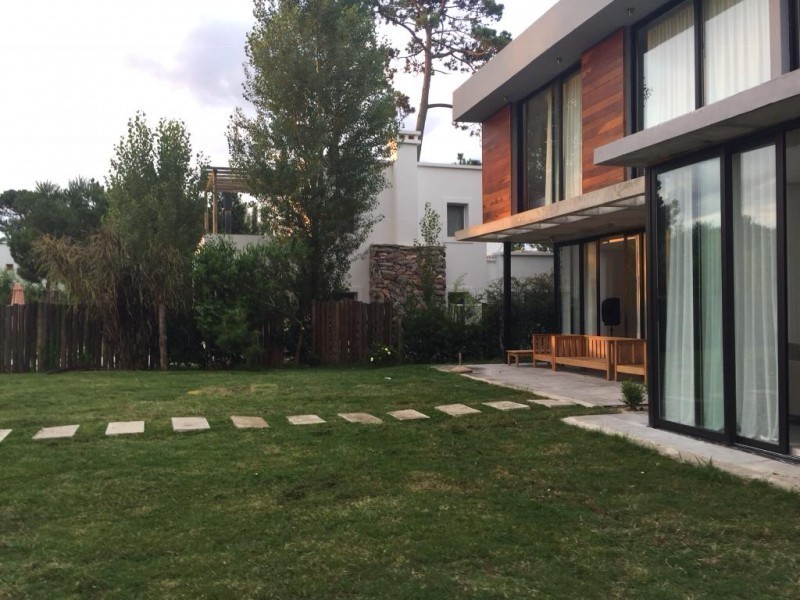 Excelente casa a estrenar en Barrio Privado con servicios